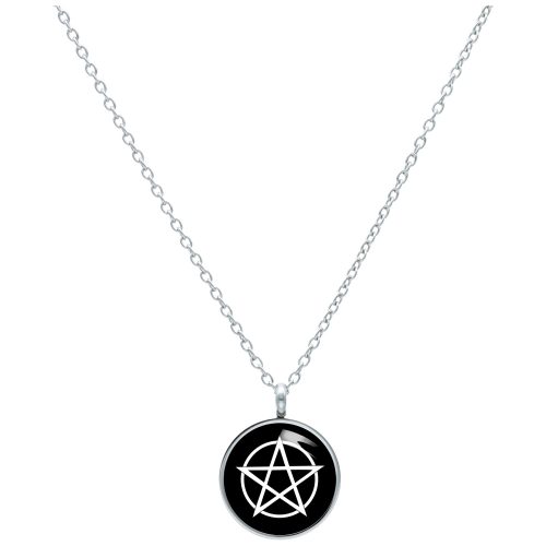 Silberne Kette mit schwarzem Pentagramm-Anhänger auf weißem Hintergrund