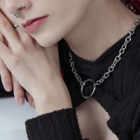 Unisex O Halskette aus schwarzem und silbernem Chirurgenstahl an Person