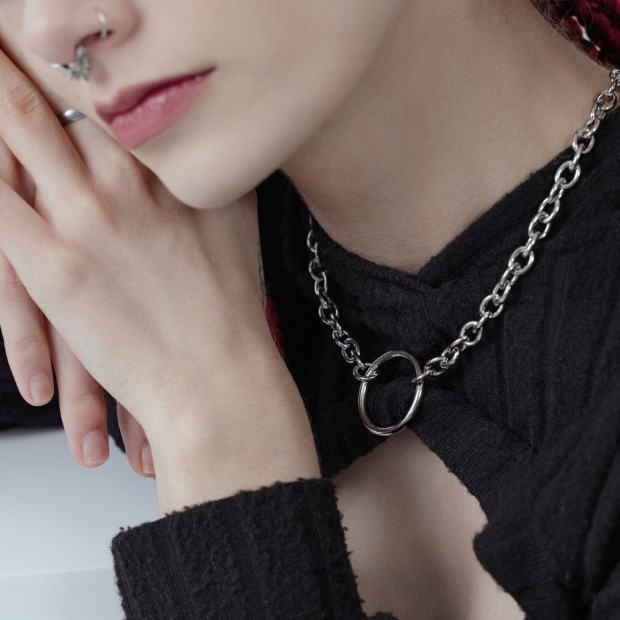 Unisex O Halskette aus schwarzem und silbernem Chirurgenstahl an Person