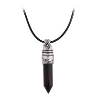 Schwarze Kette mit silbernem 'Wrath' Anhänger auf weißem Hintergrund