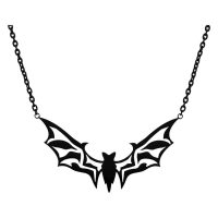 Schwarze Fledermaus-Kette aus Chirurgenstahl auf weißem Hintergrund