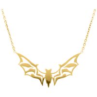 Goldene Kette mit Fledermaus-Anhänger auf weißem Hintergrund