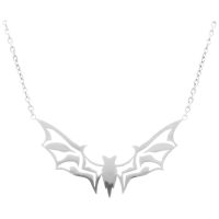 Silberfarbene Kette mit Fledermaus-Anhänger aus Chirurgenstahl auf weißem Hintergrund
