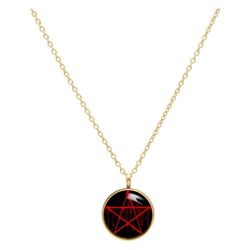 Goldene Kette mit schwarzem Anhänger und rotem Pentagramm auf weißem Hintergrund
