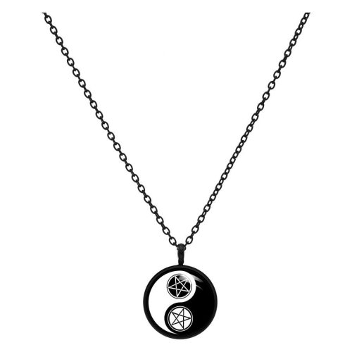 Schwarze Yin Yang Kette mit Pentagram Anhänger auf weißem Hintergrund