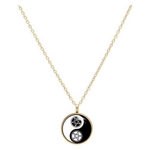Goldene Kette mit Yin Yang Anhänger auf weißem Hintergrund
