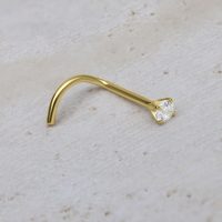 Goldener Nasenstecker mit klarem Zirkonia auf weißem Hintergrund