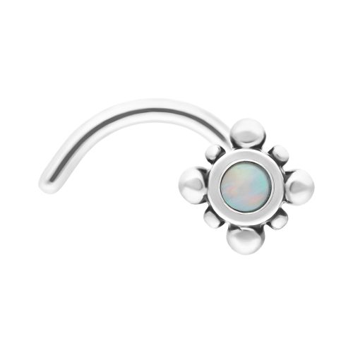 Kleiner Nasenstecker aus Chirurgenstahl mit weißem, synthetischem Opal auf weißem Hintergrund