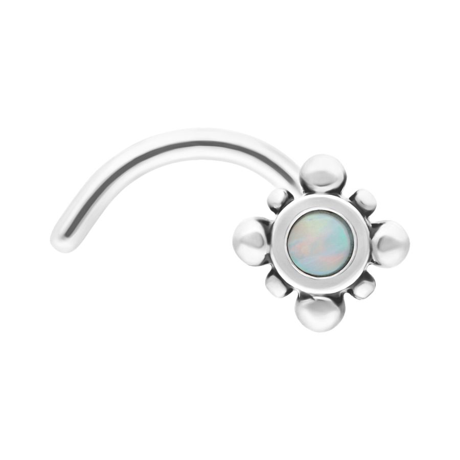 Kleiner Nasenstecker aus Chirurgenstahl mit weißem, synthetischem Opal auf weißem Hintergrund