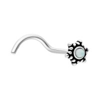Silberner Nasenstecker in Blumenform mit weißem Opal auf weißem Hintergrund