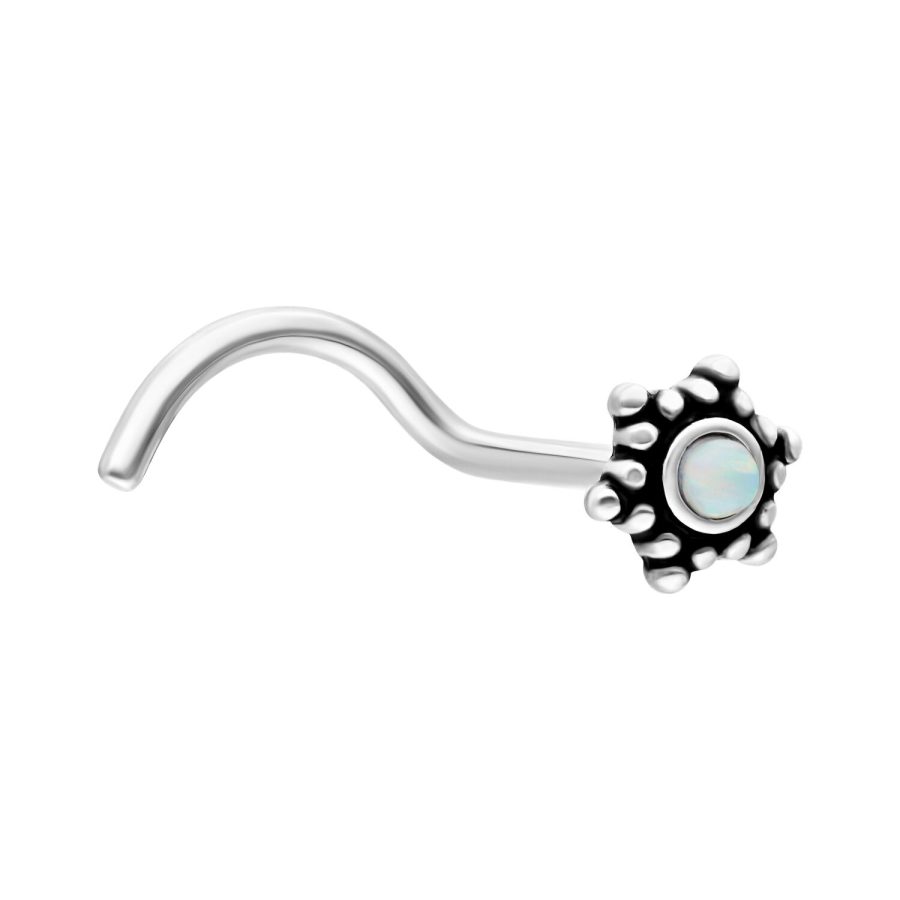 Silberner Nasenstecker in Blumenform mit weißem Opal auf weißem Hintergrund