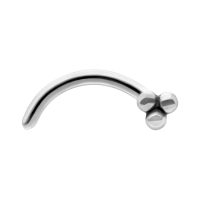 Silberner Nasenstecker aus Chirurgenstahl mit gebogenem Design auf weißem Hintergrund