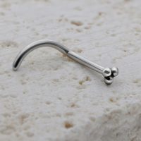 Silberner Nasenstecker aus Chirurgenstahl auf hellem Stein