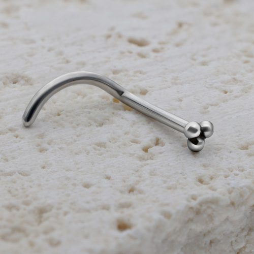 Silberner Nasenstecker aus Chirurgenstahl auf hellem Stein