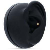 Goldener 18k Basic Ball Piercing Aufsatz auf schwarzem Ohrmodell