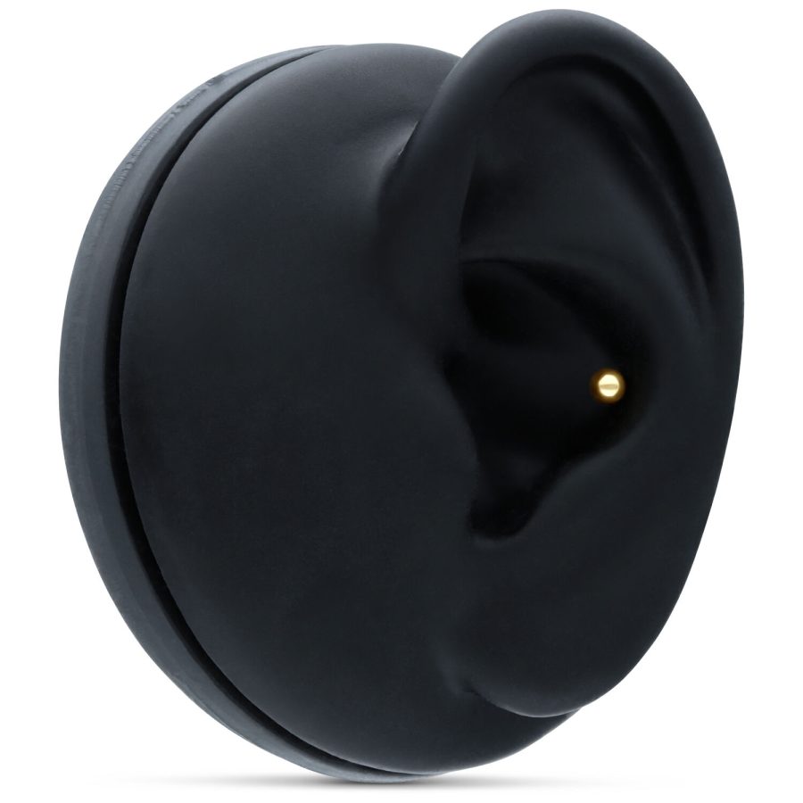 Goldener 18k Basic Ball Piercing Aufsatz auf schwarzem Ohrmodell