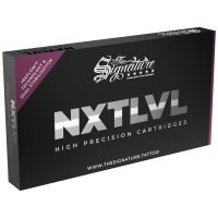 Schwarze Box mit silberner Schrift 'NXT LVL' auf weißem Hintergrund