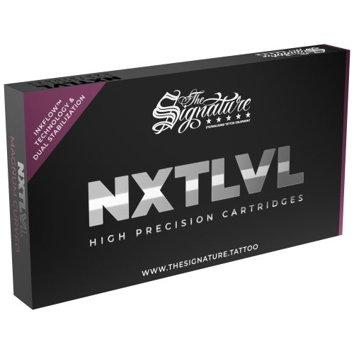 Schwarze Box mit silberner Schrift 'NXT LVL' auf weißem Hintergrund