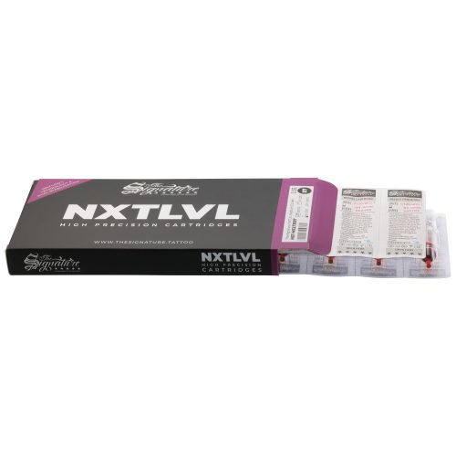 Schwarze und lila Verpackung mit Tattoo-Nadeln auf weißem Hintergrund