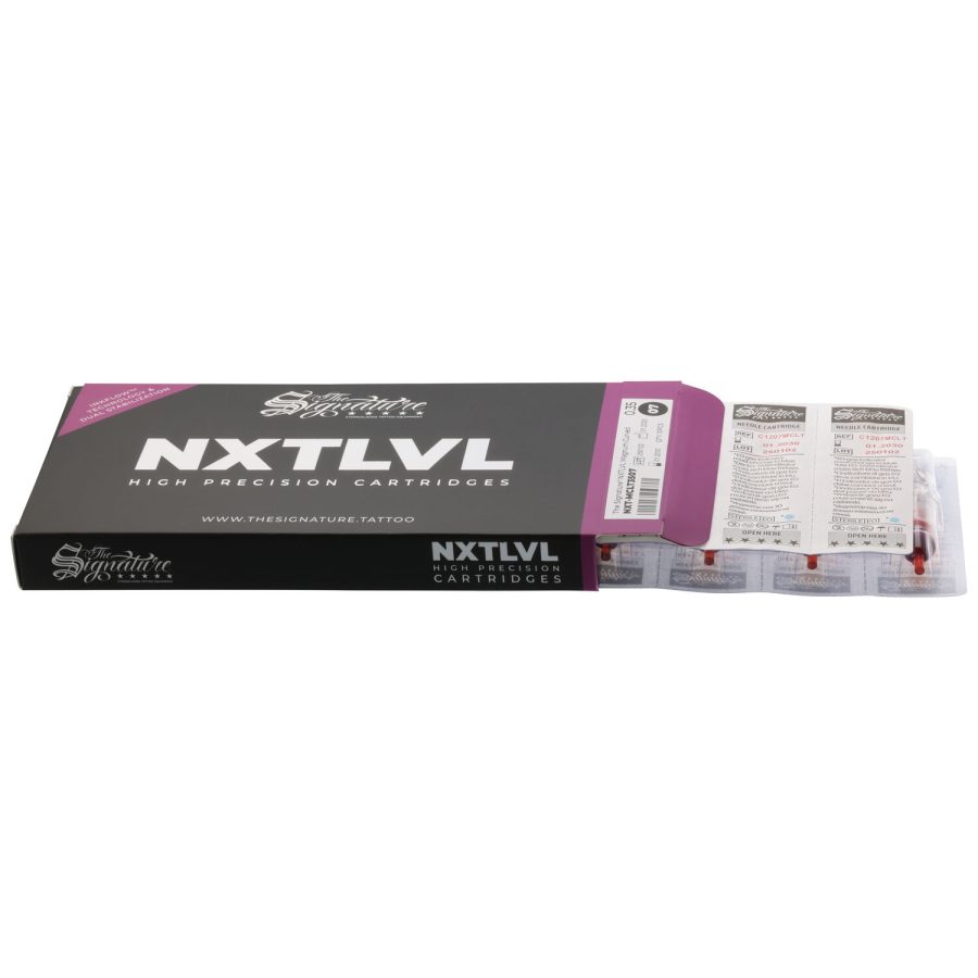 Schwarze und lila Verpackung mit Tattoo-Nadeln auf weißem Hintergrund