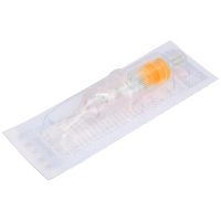 Transparente Cartridge mit orangefarbenem Akzent und 5er Nadel auf weißem Hintergrund