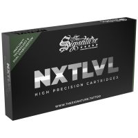 Schwarze Box mit silberner Aufschrift 'NXT LVL' und 'The Signature' auf weißem Hintergrund