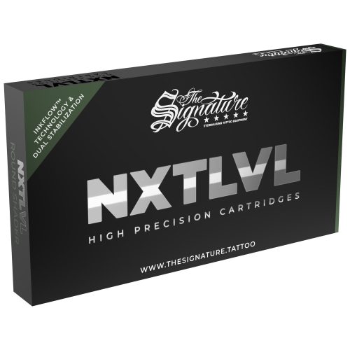 Schwarze Box mit silberner Aufschrift 'NXT LVL' und 'The Signature' auf weißem Hintergrund