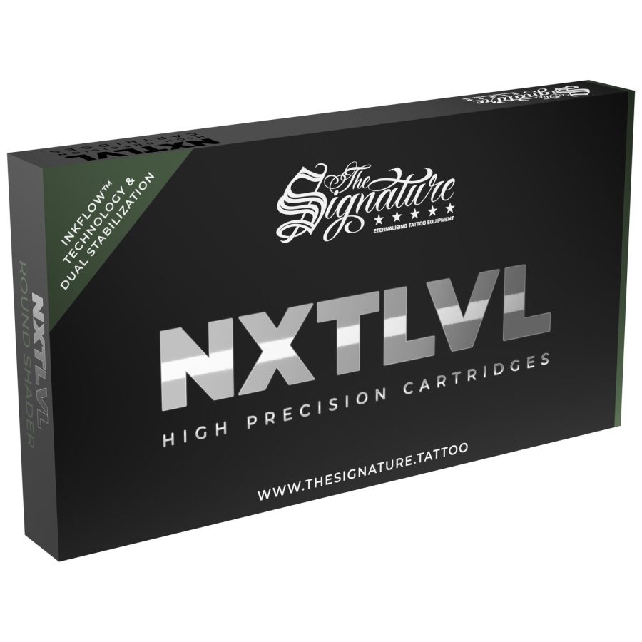 Schwarze Box mit silberner Aufschrift 'NXT LVL' und 'The Signature' auf weißem Hintergrund