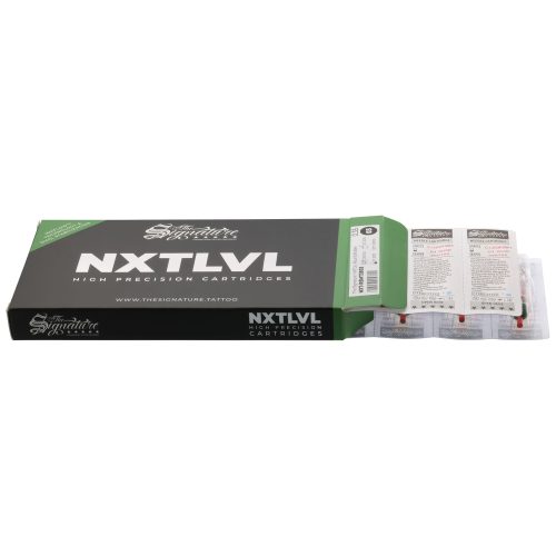 Schwarze Verpackung der The Signature® Tattoonadeln mit geöffneter Box und Nadeln im Vordergrund