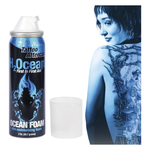 Blauer H2Ocean Tattoo Pflegeschaum neben tätowierter Person
