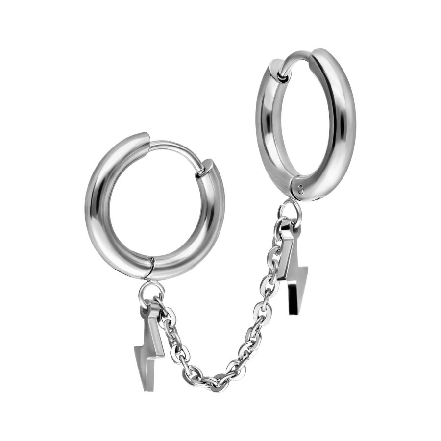 Silberne Double Huggie Ohrringe aus Chirurgenstahl mit Blitzanhängern auf weißem Hintergrund