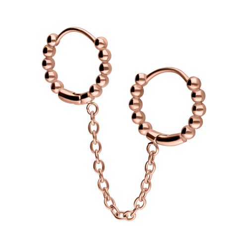 Roségoldene Double Huggie Ohrringe mit Kugeldesign, verbunden durch eine Kette auf weißem Hintergrund