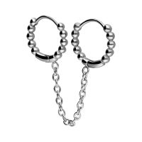 Silberne Double Huggie Ringe mit Kugeln und Kette auf weißem Hintergrund