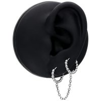 Silberne Double Huggie Ball Hoops mit Kettenverbindung an schwarzem Ohrmodell