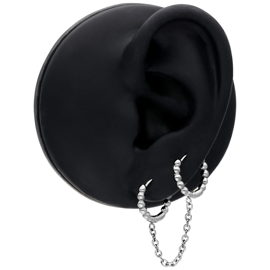 Silberne Double Huggie Ball Hoops mit Kettenverbindung an schwarzem Ohrmodell