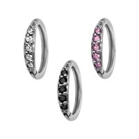 Drei silberne Hinged Ringe mit schwarzen, klaren und rosa Kristallen auf weißem Hintergrund