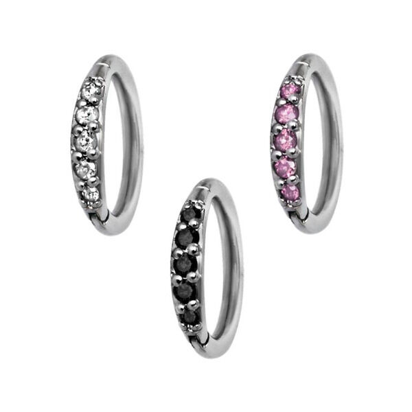 Drei silberne Hinged Ringe mit schwarzen, klaren und rosa Kristallen auf weißem Hintergrund