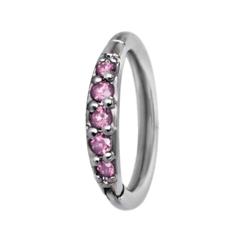 Silberfarbener Piercingring mit rosa Kristallen auf weißem Hintergrund