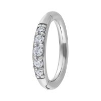 Silberner Clicker-Ring mit klaren Kristallen auf weißem Hintergrund