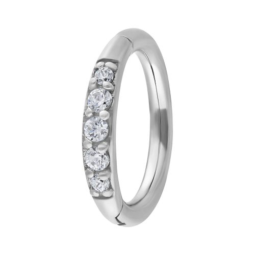 Silberner Clicker-Ring mit klaren Kristallen auf weißem Hintergrund