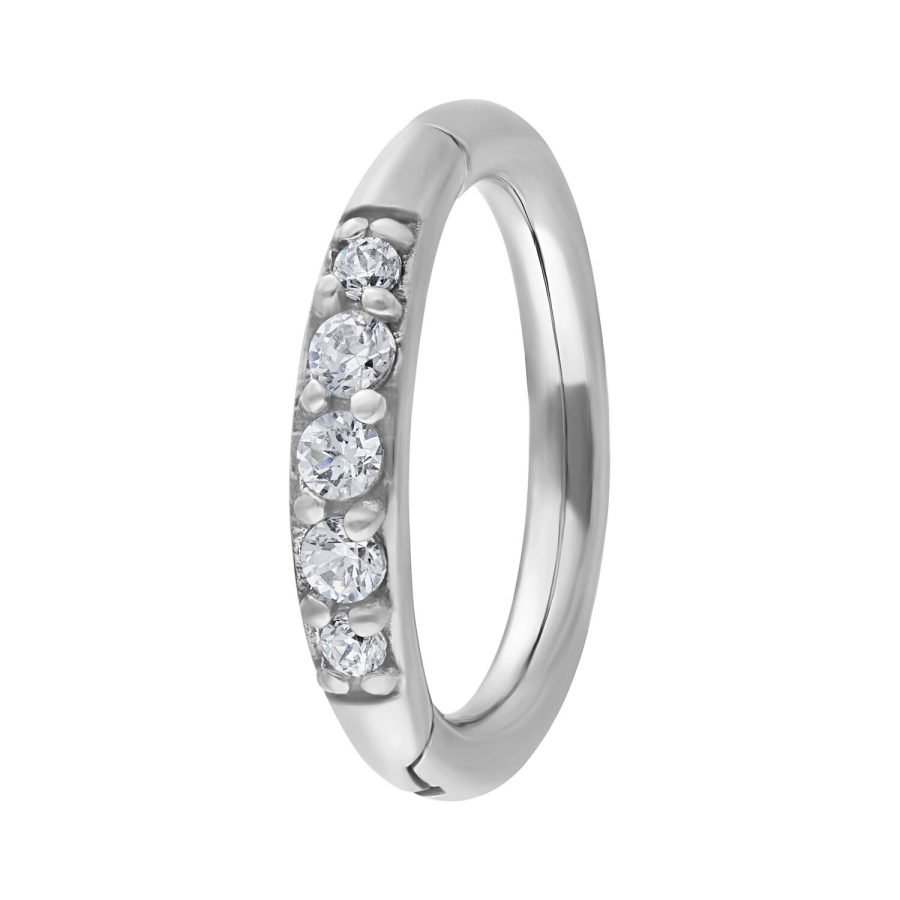 Silberner Clicker-Ring mit klaren Kristallen auf weißem Hintergrund