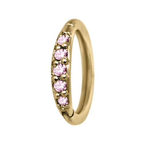 Goldener Piercing-Ring mit rosa Kristallen auf weißem Hintergrund