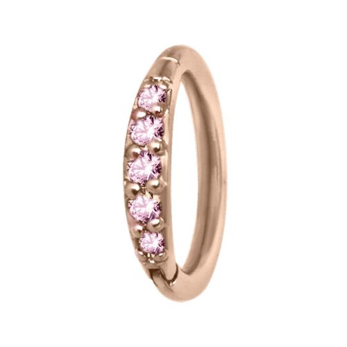 Roségoldener Clicker Ring mit rosa Kristallen auf weißem Hintergrund