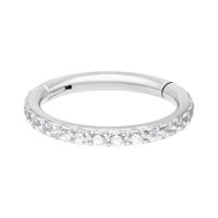 Silberner Conch Ring mit weißen Kristallen, 1,2 mm dick, auf weißem Hintergrund