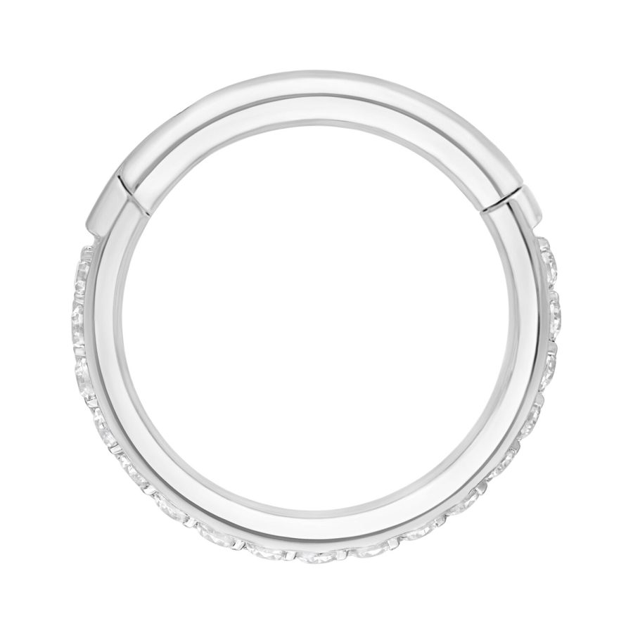 Silberfarbener Conch Ring mit weißen Pavé-Kristallen auf weißem Hintergrund
