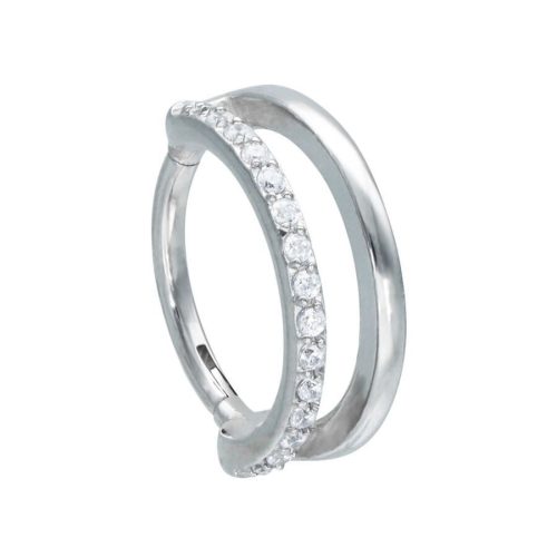 Silberner Piercingring mit klaren Kristallen auf weißem Hintergrund