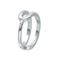 Silberner Piercingring aus Chirurgenstahl mit Kristallen auf weißem Hintergrund