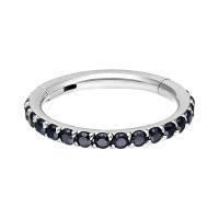 Silberner Ring mit schwarzen Kristallen auf weißem Hintergrund