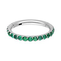 Silberner Piercingring mit smaragdgrünen Kristallen auf weißem Hintergrund