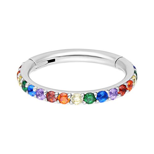 Silberfarbener Conch Ring mit Regenbogenkristallen auf weißem Hintergrund